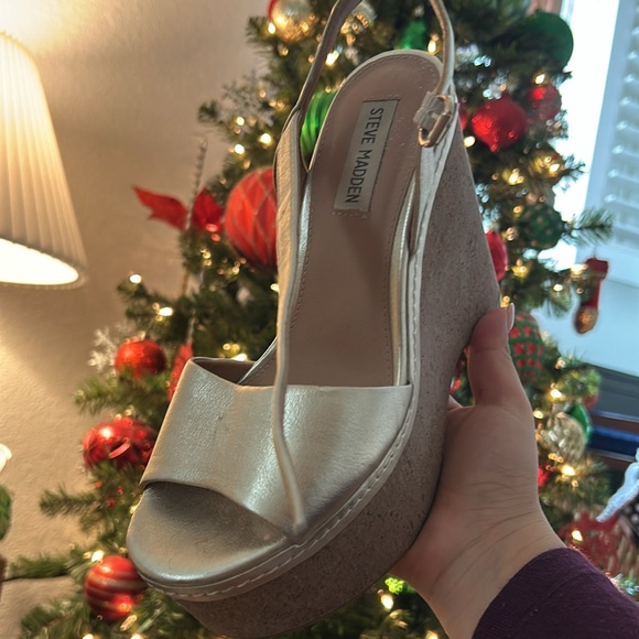 Steve Madden 

Size 7  

Gold and Nude 

BOTH FOR $30 - Picture 2 of 2